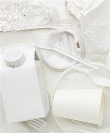 L’Italia dice basta alla plastica monouso.