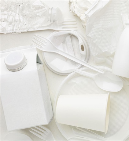 L’Italia dice basta alla plastica monouso.